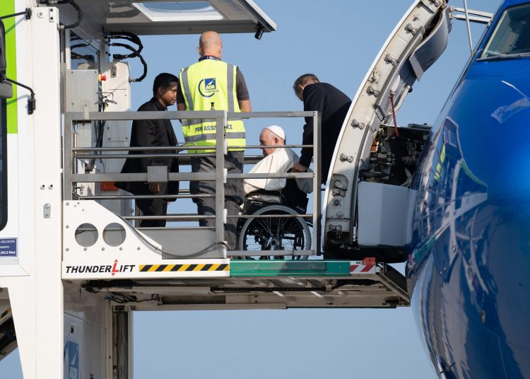 Fiumicino (Italy), 24/07/2022.- Pope Francis is lifted aboard the airplane that will take him to Canada for his apostolic journey, at Leonardo Da Vinci Airport, Fiumicino, Italy, 24 July 2022. The five-days visit is the first papal visit to Canada in 20 years. (Papa, Italia) EFE/EPA/Redazione Telenews