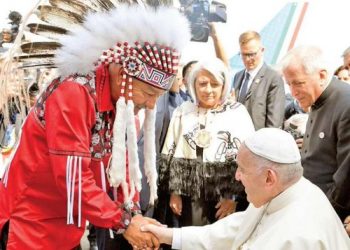 El Papa Francisco recibió en Canadá la bienvenida de los indígenas