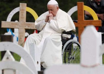 El Papa Francisco, ya se encuentra en Quebec, en Edmonton bendice el lago Santa Ana