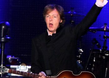 Firma de Paul McCartney será subastada en México