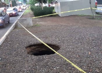 Reportan socavón en Luis Cabrera