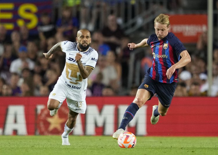 BARCELONA, 07/08/2022.- El centrocampista del FC Barcelona Frenkie de Jong (d) juega un balón ante Dani Alves, de Pumas, durante el partido del trofeo Joan Gamper que se disputa este domingo en el Camp Nou. EFE/Alejandro García