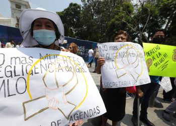 Familias de niños con cáncer marchan para exigir abasto de medicamentos
