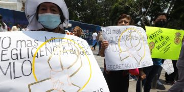 Familias de niños con cáncer marchan para exigir abasto de medicamentos