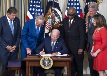 Biden firma la Ley más importantes de la historia de EU