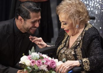 Silvia Pinal recibe homenaje en el Palacio de Bellas Artes de México