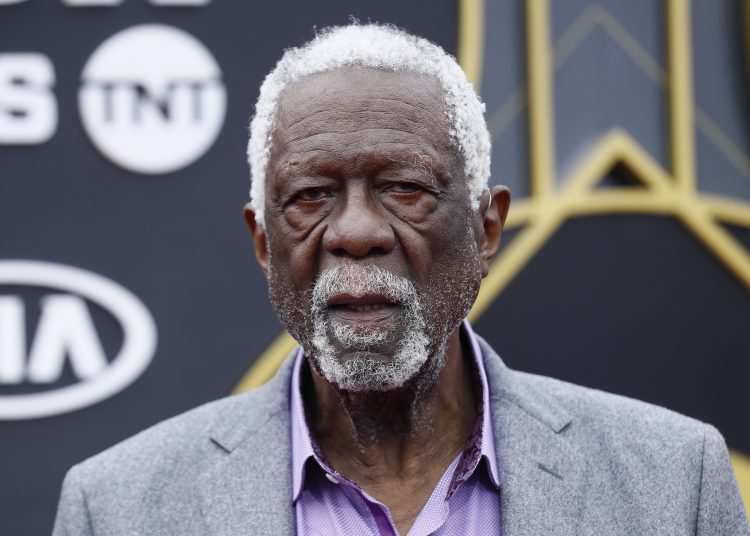 Santa Monica (United States), 25/06/2019.- (FILE) - Former US basketball player Bill Russell poses for photographers upon his arrival for the 2019 NBA Awards at Barker Hangar in Santa Monica, California, USA, 24 June 2019 (reissued 31 July 2022). Boston Celtics superstar Bill Russell died at the age of 88, his family announced on 31 July 2022. Russell won a record 11 NBA titles and five Most Valuable Player (MVP) awards during his career with the Boston Celtics. (Baloncesto, Estados Unidos) EFE/EPA/ETIENNE LAURENT *** Local Caption *** 55296835