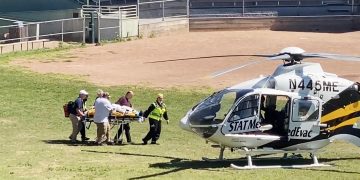 Escritor lucha por su vida tras ser atacado con un cuchillo