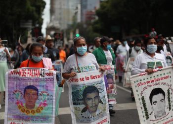 Padres de los 43 estudiantes de Ayotzinapa continuarán su búsqueda