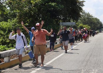 Caravana migrante avanza entre denuncias de robos y violaciones