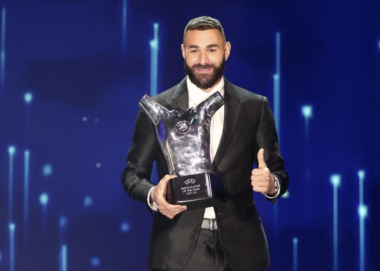 Istanbul (Turkey), 25/08/2022.- Real Madrid player French Karim Benzema poses after receiving the award for the best player in Europe during the UEFA Champions League group stage draw 2022/23 in Istanbul, Turkey, 25 August 2022. (Liga de Campeones, Turquía, Estanbul) EFE/EPA/SEDAT SUNA
