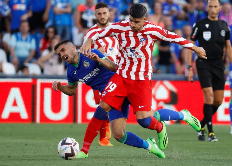 GETAFE (MADRID), 15/08/2022.- El delantero del Atlético de Madrid Álvaro Morata (d) lucha con el uruguayo Mauro Arambarri, del Getafe CF, durante el partido de la primera jornada de la Liga en Primera División que disputan el Getafe y el Atlético de Madrid hoy lunes en el Coliseo Alfonso Pérez de Getafe. EFE/Juan Carlos Hidalgo