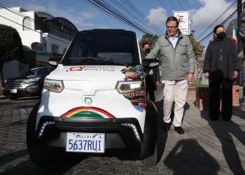 Canciller Ebrard conduce un auto eléctrico boliviano y anuncia producción en México