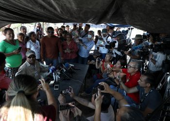 Familiares de mineros atrapados piden ayuda del extranjero