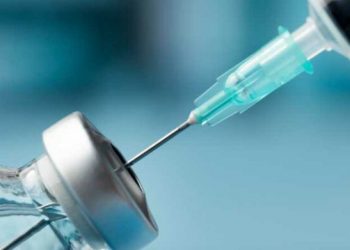 Reino Unido el primer país en aprobar una vacuna bivalente contra la COVID-19