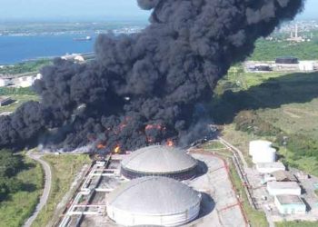 Sin control incendio en tanques de combustible en Cuba
