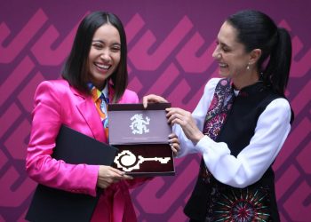 Katya Echazarreta, ingeniera eléctrica y astronauta, recibe reconocimiento y las llaves de la Ciudad