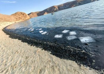 Cierran playa por derrame de combustible en Baja California Sur