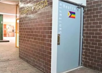 Facultad de Química de la UNAM estrena sanitario neutro para personas de la comunidad LGBT