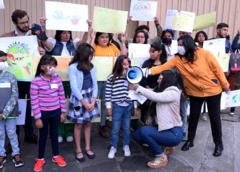 Niños, niñas y adolescentes se manifiestan afuera de la embajada de Rusia para pedir que pare la guerra