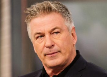 Alec Baldwin apretó el gatillo del arma que mató accidentalmente a la directora Halyana Hutchins, concluye FBI