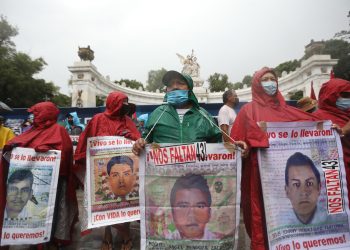 Padres de los 43 estudiantes de Ayotzinapa continuarán su búsqueda