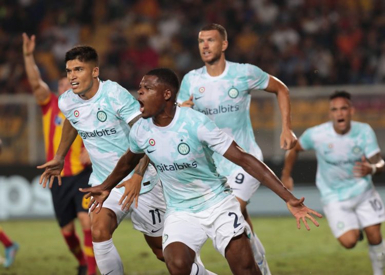 Lecce (Italy), 13/08/2022.- Inter's Denzel Demfries jubilates after scoring a goal during the Italian Serie A soccer match US Lecce - Inter FC at the Via del Mare stadium in Lecce, Italy, 13 August 2022. (Italia) EFE/EPA/ABBONDANZA SCURO LEZZI