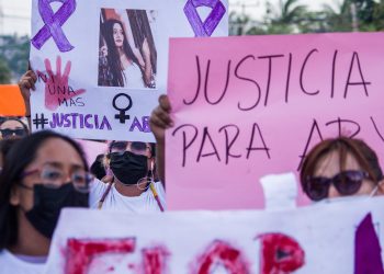 Piden investigar a novio de joven muerta en celda policial