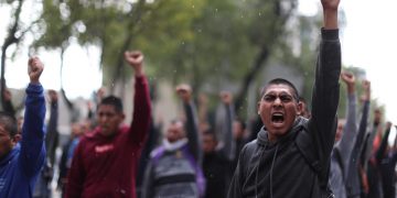Padres de los 43 estudiantes de Ayotzinapa continuarán su búsqueda