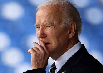Biden sigue con COVID-19 pero sin fiebre y con menos tos