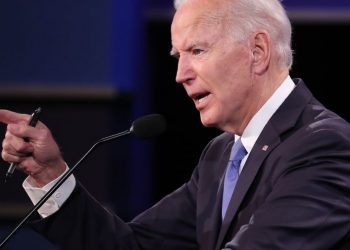 Biden sigue con COVID-19 pero se encuentra bien de salud, asegura medico