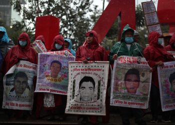 Padres de los 43 estudiantes de Ayotzinapa continuarán su búsqueda