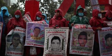 Padres de los 43 estudiantes de Ayotzinapa continuarán su búsqueda