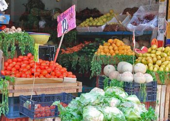 Amas de casa y comerciantes señalan que siguen a la alza los precios de la canasta básica