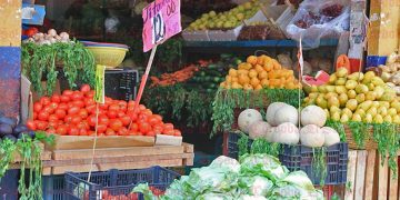 Amas de casa y comerciantes señalan que siguen a la alza los precios de la canasta básica