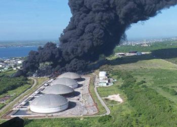Aumenta a dos el número de muertos por incendio en zona industrial de Cuba