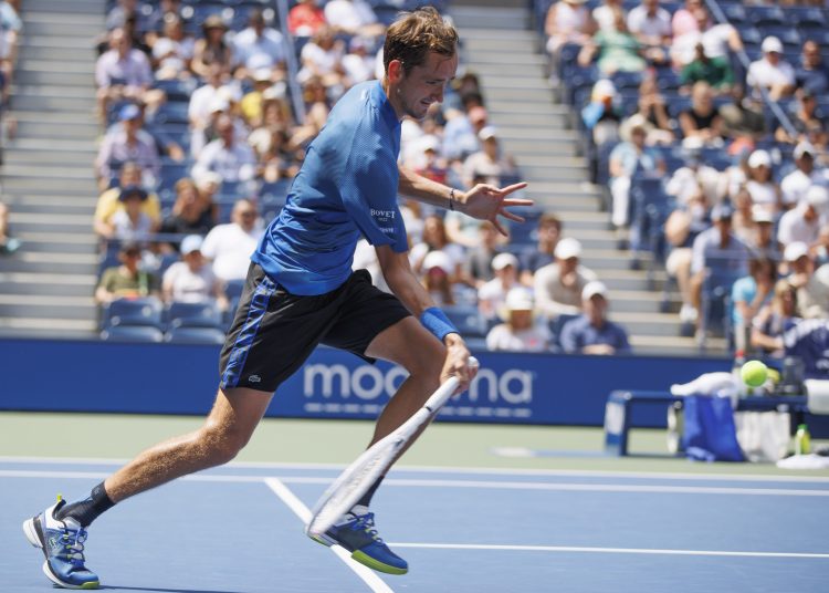 Flushing Meadows (United States), 29/08/2022.- Daniil Medvedev of Russia hits a return to Stefan Kozlov of the United States in their first round match during the US Open Tennis Championships at the USTA National Tennis Center in in Flushing Meadows, New York, USA, 29 August 2022. The US Open runs from 29 August through 11 September. (Tenis, Abierto, Rusia, Estados Unidos, Nueva York) EFE/EPA/CJ GUNTHER
