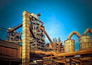 Julio A. Millán: Desindustrialización en la economía