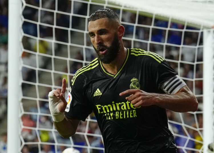 CORNELLÁ DE LLOBREGAT (BARCELONA), 28/08/2022.- El delantero del Real Madrid Karim Benzema celebra su gol durante el partido de la tercera jornada de LaLiga que RCD Espanyol y Real Madrid juegan hoy domingo en el RCDE Stadium. EFE/Enric Fontcuberta