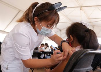 Continúa la vacunación para niñas y niños en 102 municipios del Edomex