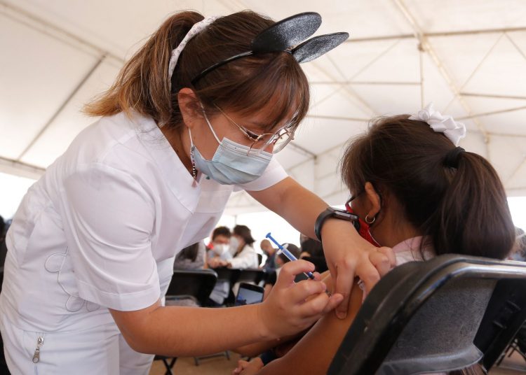 QUERÉTARO, QUERÉTARO, 13JULIO2022.- En la cuidad de Querétaro se lleva a cabo la campaña de vacunación de la primera dosis contra Covid-19 para niños de 5 a 11 años. La vacuna utilizada es la formula de Pfizer exclusiva para niños. La Secretaria del Bienestar calcula vacunar más de 240 mil niños. 
FOTO: CÉSAR GÓMEZ/CUARTOSCURO.COM