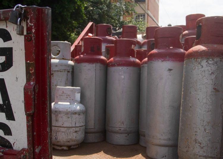 CIUDAD DE MÉXICO, 10AGOSTO2021.- Vendedores cargan tanques de gas lp a domicilio en la colonia Vicente Guerrero, alcaldía Iztapalapa. El  Gas licuado de petróleo (LP) tendrá un tope en el precio máximo, los residentes de las 16 alcaldías pagarán cada kilo de gas LP para cilindros metálicos en 21.78 pesos.
FOTO: GRACIELA LÓPEZ /CUARTOSCURO.COM