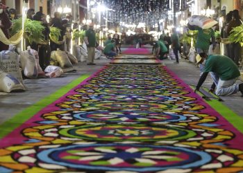 Alfombra de aserrín de 3,932 metros rompe récord mundial en Huamantla