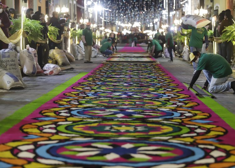 MEX1442. HUAMANTLA (MÉXICO), 15/08/2022.- Un grupo de artesanos elaboran alfombras de colores de aserrín en la "Noche que Nadie Duerme" hoy, en el municipio de Huamantla, estado de Tlaxcala (México). Una alfombra de aserrín de 3.932 metros rompió este lunes el récord Guinness del tapete más largo del mundo de este tipo en Huamantla, en el céntrico estado mexicano de Tlaxcala, donde participaron 240 artesanos con 80 toneladas de aserrín multicolor. EFE/ Hilda Ríos