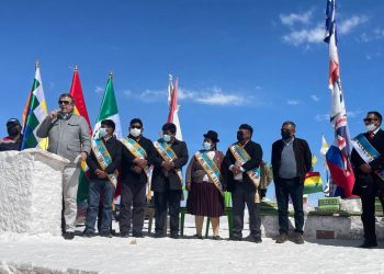 El canciller Marcelo Ebrard visita el salar de Uyuni, el mayor yacimiento de litio en el mundo