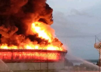 México envía a 85 militares para mitigar incendio en Matanzas, Cuba