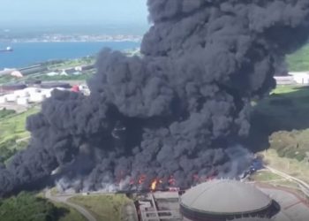 Dos buques de México llegan a Cuba para apoyar en las labores para extinguir incendio