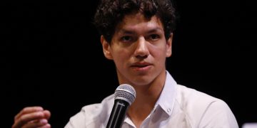 Isaac Hernández impulsa a niños bailarines pese a crisis