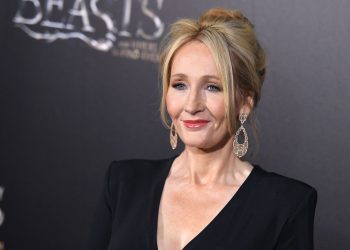 Policía escocesa investiga amenazas a JK Rowling por su apoyo al escritor Salman Rushdie