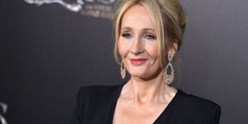 Policía escocesa investiga amenazas a JK Rowling por su apoyo al escritor Salman Rushdie